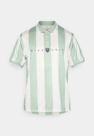 Zielono-biała koszulka polo w paski, z krótkimi rękawami i kołnierzykiem na guziki, z logo „NIKE GOLF” w czerni na piersi. Wykonana z lekkiego materiału.