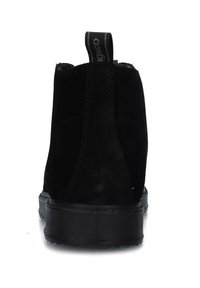 Stivaletti neri in suede con punta arrotondata, pannelli elastici sui lati e linguetta sul tallone. Suola in gomma nera spessa.