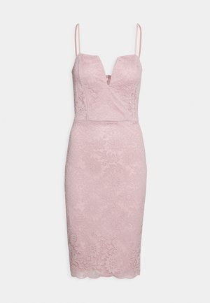 Robe midi en dentelle rose clair avec fines bretelles et décolleté en V profond, ornée de motifs floraux et à la silhouette ajustée.