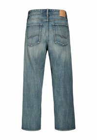 Achteraanzicht van vervaagde blauwe spijkerbroek met rechte pijpen, twee achterzakken met stiksel en een bruin lederen merkembleem op de tailleband.