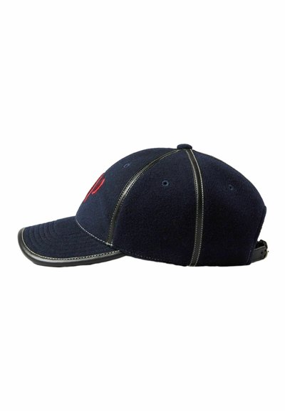 Cappellino da baseball blu navy con rifiniture in pelle nera sui pannelli e sul visiera, logo rosso ricamato sul davanti e cinturino regolabile sul retro.