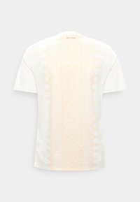 Λευκό κοντομάνικο μπλουζάκι με κάθετο ανοιχτό μπεζ γεωμετρικό σχέδιο στο κέντρο της πλάτης και μικρό κόκκινο λογότυπο κοντά στη λαιμόκοψη.