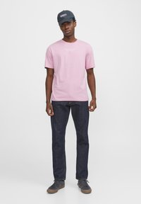 Jack & Jones PREMIUM JPRBLUARCHIE SS CREW NECK NOOS - Marškinėliai su spaudiniu - prism pink