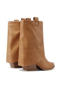 Stivaletti in pelle tan con una superficie liscia, punta rotonda e tacco in legno impilato. Presenta delle linguette sul retro per indossarli facilmente.