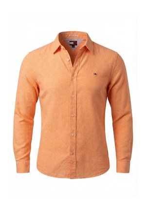 Camisa de hombre de manga larga con botones en color naranja claro, con cuello puntiagudo y pequeño logo en el pecho izquierdo.