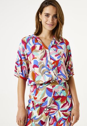 Blouse multicolore avec un décolleté en V, des manches courtes et des détails de boutons. Présente un motif floral abstrait dans des tons de rose, bleu et rouge.