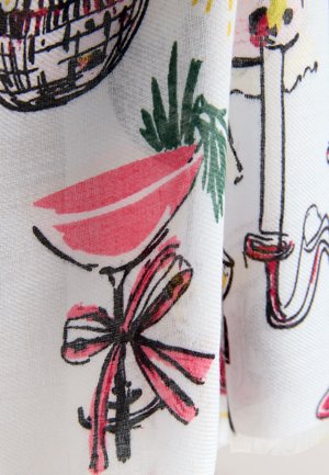 Mønstret stof med en lyserød drink i et glas, en sløjfe og forskellige dekorative elementer i levende farver på en hvid baggrund.