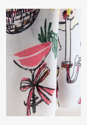 Vzorovaná látka zobrazující růžový nápoj ve sklenici, mašli a různé dekorativní prvky v živých barvách na bílém pozadí.