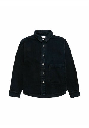 Veste en jean noire boutonnée, manches longues, col et une grande poche frontale unique côté gauche.