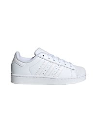 Bijela kožnata tenisica s teksturiranim kapicom na prstu, podstavljenim jezikom, ravnim vezicama i tri perforirane pruge sa strane. Gumeni potplat.