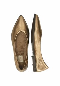 Ballerine dorate metalliche con punta affusolata, fodera in morbido pellicciotto, apertura elasticizzata e tacco basso rettangolare. Suola piatta per il comfort.