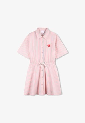 Sukienka z krótkim rękawem i kołnierzykiem zapinana na guziki, w kolorze różowym z niebieskimi paskami. Elastyczna talia ze sznurkiem oraz czerwone logo serca na lewej piersi.
