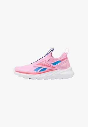 Scarpa sportiva rosa con dettagli blu, design slip-on, suola bianca spessa e linguetta sul tallone per facilitare la calzata.
