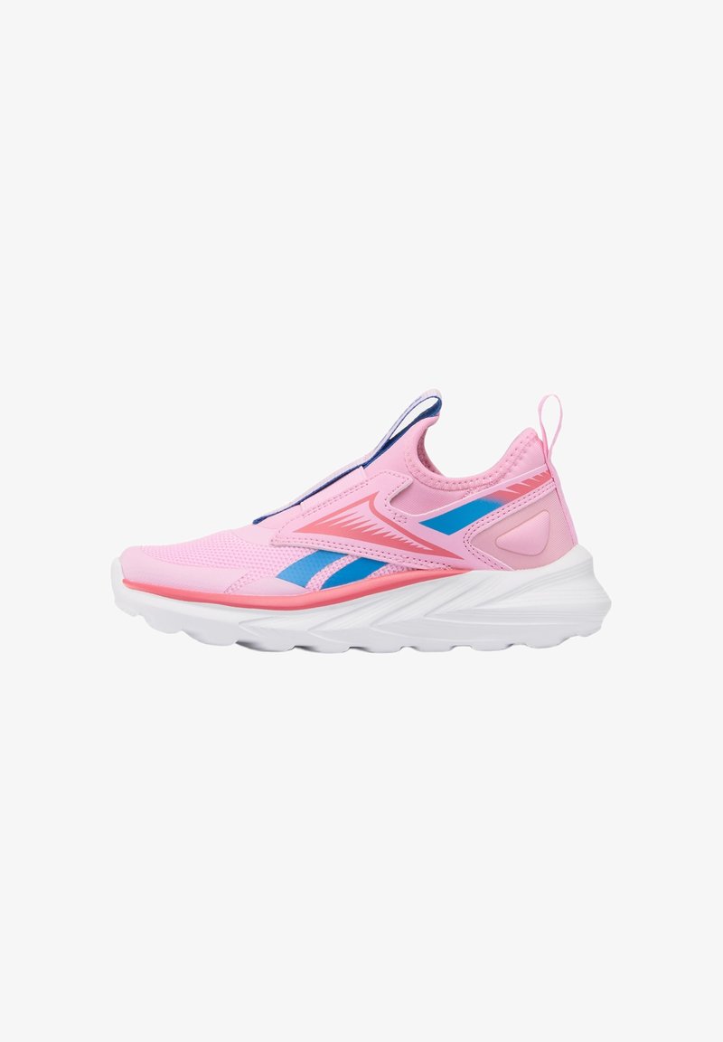 Chaussure de sport rose avec accents bleus, design sans lacets, semelle blanche épaisse et languette à l'arrière pour un enfilage facile.