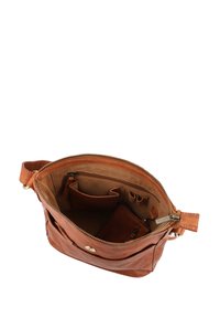 Borsa a tracolla in pelle marrone con chiusura a zip, che mostra un ampio interno, molteplici tasche e una texture liscia. Accenti in metallo dorato.