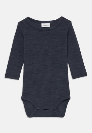 Långärmad mörkgrå bodysuit gjord av texturerad tyg, med rund halsringning och tryckknappsstängning i botten.