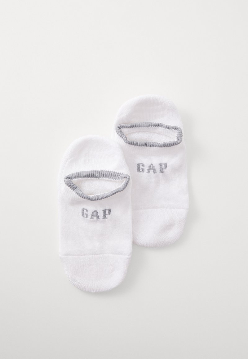 Biele ponožky po členky so šedými manžetami. Logo "GAP" v šedej farbe na vonkajšej strane. Mäkká, elastická tkanina s hladkou textúrou.