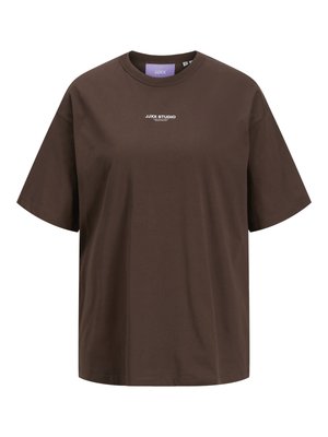 Pruun lühikeste varrukatega ümara kaelusega t-särk, mille rinnal on valge "JJXX STUDIO" logo.