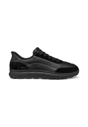 Sneaker nero basso in pelle traforata, dettagli in camoscio, design con lacci, suola imbottita e suola esterna con motivo onde, vista laterale.