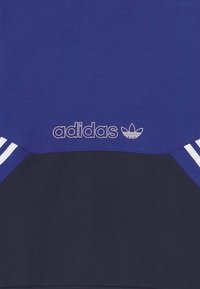 Adidas huppari tummansinisessä ja laivastonsinisessä, jossa valkoinen logo ja kolme raitaa hihoissa. Puuvillasekoitetta, sileä rakenne, urheilullinen muotoilu.
