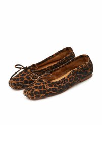 Paire de ballerines imprimé léopard avec bouts arrondis, petits nœuds sur le dessus et semelles basses marron sur fond blanc.