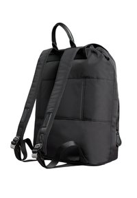 Zaino nero realizzato in nylon liscio con spallacci imbottiti, chiusura a zip e tasca esterna con un design trapuntato.