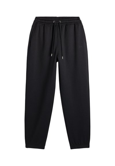 Czarne spodnie dresowe z elastycznym paskiem w talii, sznurkiem do regulacji, bocznymi kieszeniami oraz elastycznymi ściągaczami na kostkach, przedstawione rozłożone na białym tle.