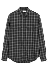 Camisa de manga larga de cuadros en negro y gris, hecha de tela suave. Presenta dos bolsillos en el pecho y un cierre frontal de botones con dobladillo redondeado.