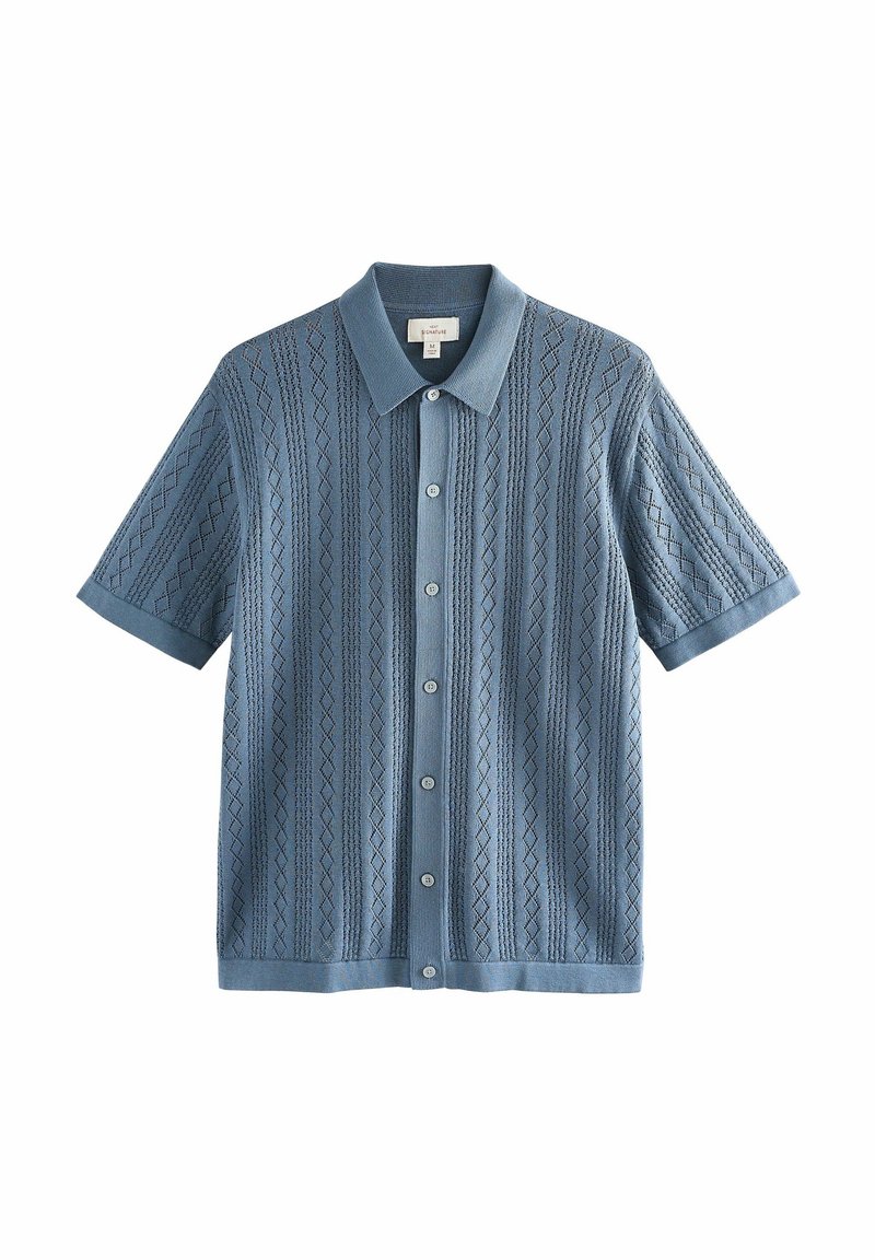 Chemise en maille bleue à manches courtes avec boutons, motif géométrique en forme de losange et col, présentée à plat sur fond blanc.