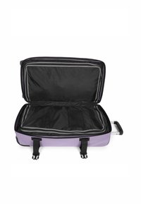 Fialový kufr s černým vnitřkem, zipy a popruhy. Disponuje rukojetí a je prezentován v otevřené poloze, která ukazuje vnitřní přihrádky.