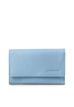 Portafoglio in pelle azzurro chiaro con chiusura a patta e nome del marchio delicatamente impresso sulla parte anteriore destra.