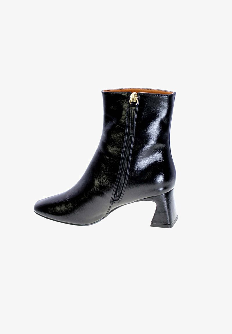 Stivale alla caviglia in pelle nera con punta affusolata, cerniera laterale e tacco a blocco medio. La superficie ha una finitura lucida e cuciture minime.