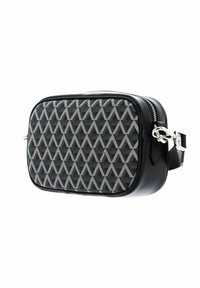 Borsa nera rettangolare caratterizzata da un motivo geometrico testurizzato in argento e nero. Include una chiusura con zip, una tracolla regolabile e dettagli in metallo.