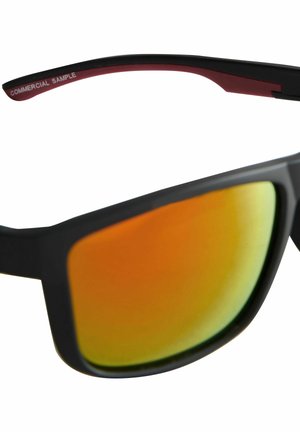 Čierne slnečné okuliare s reflektívnymi šošovkami v oranžovo-zelenom odtieni. Matný povrch a mierne zakrivený rám. Poznámka: "KOMERČNÝ VZORKA" na nožičke.