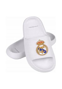 Białe klapki wykonane z fakturowanego materiału, z okrągłym logo z koroną, niebieskimi i żółtymi akcentami. Projekt z odkrytymi palcami.