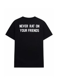 T-shirt en coton noir, à manches courtes, présentant un grand texte blanc au dos : "NE JAMAIS BALANCER SES AMIS." Encolure ronde.