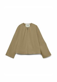 Veste courte beige avec un col rond, fermeture zippée à l'avant et manches longues. Comprend des poches latérales et un tissu lisse et texturé.