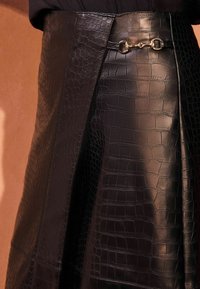 Love & Roses REGULAR FIT-CROC EFFECT - Krilo A-kroja - black