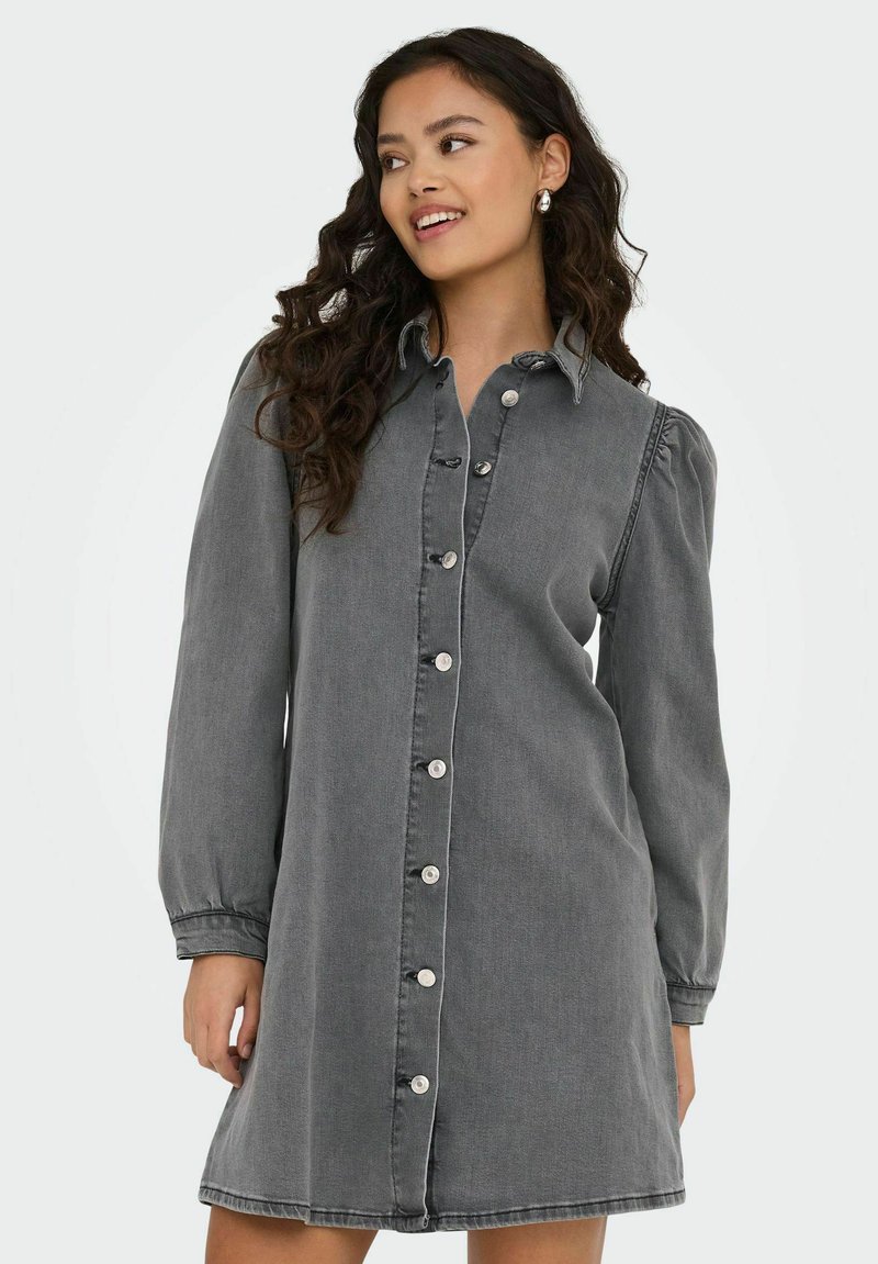 Robe en denim gris avec un devant boutonné, des manches longues et un col. Présente une coupe droite et des détails de couture subtils.