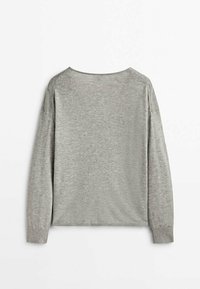 Pull gris à manches longues en tissu tricoté doux. Présente un col large et des poignets côtelés. Design simple sans motifs ni accents visibles.