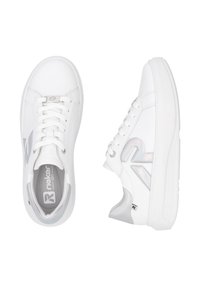 Baskets blanches avec une texture lisse, présentant une accent en argent brillant, un bout rond, des lacets plats et un logo sur le côté et la languette.
