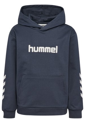 Granatowa bluza z kapturem z przednią kieszenią, białym logo „hummel" na piersi oraz białymi paskami w kształcie jodełki na obu rękawach.