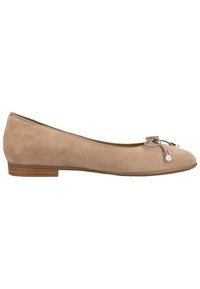 Beige Wildleder Ballerinas mit einer runden Zehe, einem Schleifenakzent und dekorativen Perlenverzierungen auf der Vorderseite. Flacher Holzabsatz.