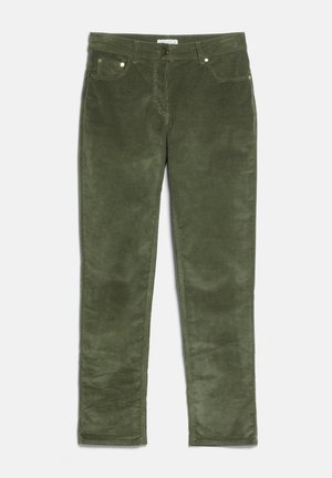Olivengroene corduroy broek met voorzakken, riemlussen, ritssluiting en knoopsluiting, plat op een lichte achtergrond getoond.