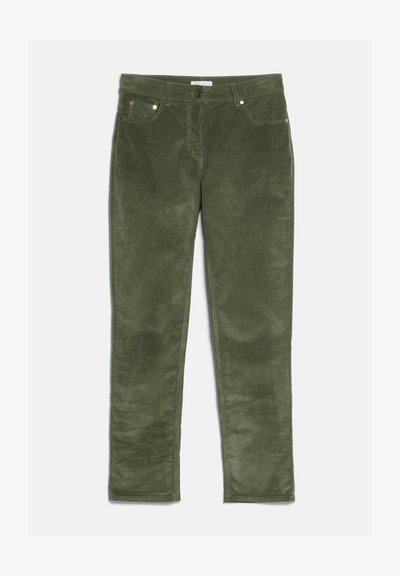 Pantalon en velours côtelé vert olive avec poches avant, passants de ceinture, fermeture éclair et bouton, présenté à plat sur un fond clair.
