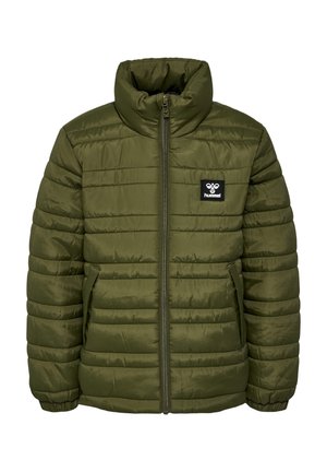 Olivgrüne Pufferjacke mit hohem Kragen, gestepptem Material, Frontreißverschluss und Seitentaschen. Mit einem quadratischen Logopatch auf der Brust.