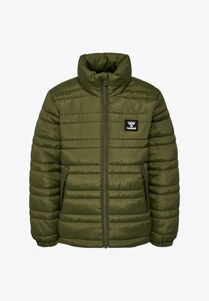 Olivgrüne Pufferjacke mit hohem Kragen, gestepptem Material, Frontreißverschluss und Seitentaschen. Mit einem quadratischen Logopatch auf der Brust.