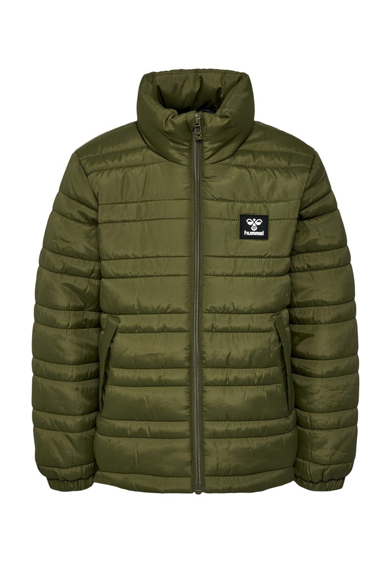 Olivgrön puffjacka med hög krage, quiltad textur, framzipper och sidofickor. Har en fyrkantig logotyp på bröstet.