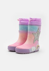 Bottes de pluie roses et violettes avec un design dégradé, ornées d'une étoile argentée, de nuages et d'accents de arc-en-ciel. Fabriquées en matériau imperméable.