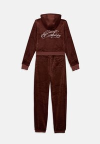 Smeđi velur trenirku s kapuljačkom, s bijelim izveznim logotipom "Juicy Couture". Ima rebraste manžete i detalj džepa na leđima.